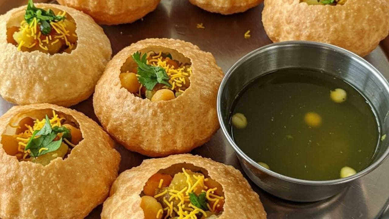 सगळ्यात आधी ताजा पुदिना आणि कोथिंबीर घ्या. यासोबत हिरवी मिरची, थोडं आलं आणि चिंचेची पेस्ट लागेल. चवीसाठी काळं मीठ, भाजलेल्या जिऱ्याची पावडर, चाट मसाला, काळी मिरी पावडर आणि थोडी साखर वापरू शकता 