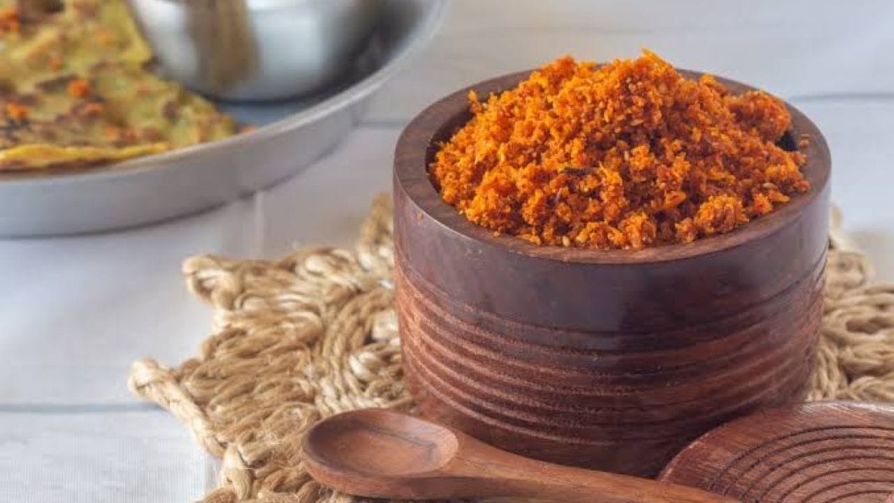 साहित्य : सुकं खोबरं ( बारीक किसलेलं किंवा बारीक तुकडे केलेलं ), लसूण - 12 -15 पाकळ्या, सुकी लाल मिरची 5 ते 8, जिरे, तीळ, मीठ, तेल