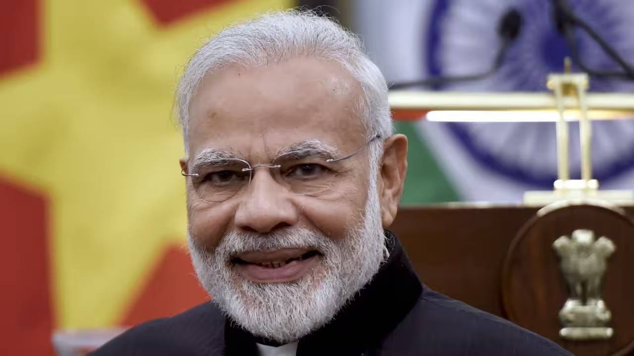 नरेंद्र मोदी : गुजराती पदार्थ आणि साध्या जेवणाला पसंती - भारताचे पंतप्रधान नरेंद्र मोदी त्यांच्या शिस्तबद्ध दिनचर्येसाठी आणि सक्रिय जीवनशैलीसाठी ओळखले जातात. त्यांच्या आहारात शाकाहारी आणि पारंपरिक भारतीय पदार्थांना महत्त्व असल्याचे अनेकदा सांगितलं जातं. गुजराती खाद्यसंस्कृतीशी त्यांचं विशेष नाते असून, खिचडीसारख्या साध्या पदार्थांपासून ढोकळ्यासारख्या पारंपरिक पदार्थांपर्यंत विविध खाद्यपदार्थांची चर्चा त्यांच्या आहाराच्या संदर्भात होते. गुजराती न्याहारी म्हटली की खमन ढोकळा, फाफडा आणि जलेबी या पदार्थांची नावे आवर्जून घेतली जातात. याशिवाय, सहजनाच्या शेंगांपासून तयार केलेले पदार्थ आणि सहजनाच्या पानांचे पौष्टिक गुणधर्म यांनाही विशेष महत्त्व दिलं जातं. साधेपणा, पारंपरिक चव आणि शाकाहारी आहार ही मोदींच्या खाद्यपसंतीची वैशिष्ट्ये मानली जातात.