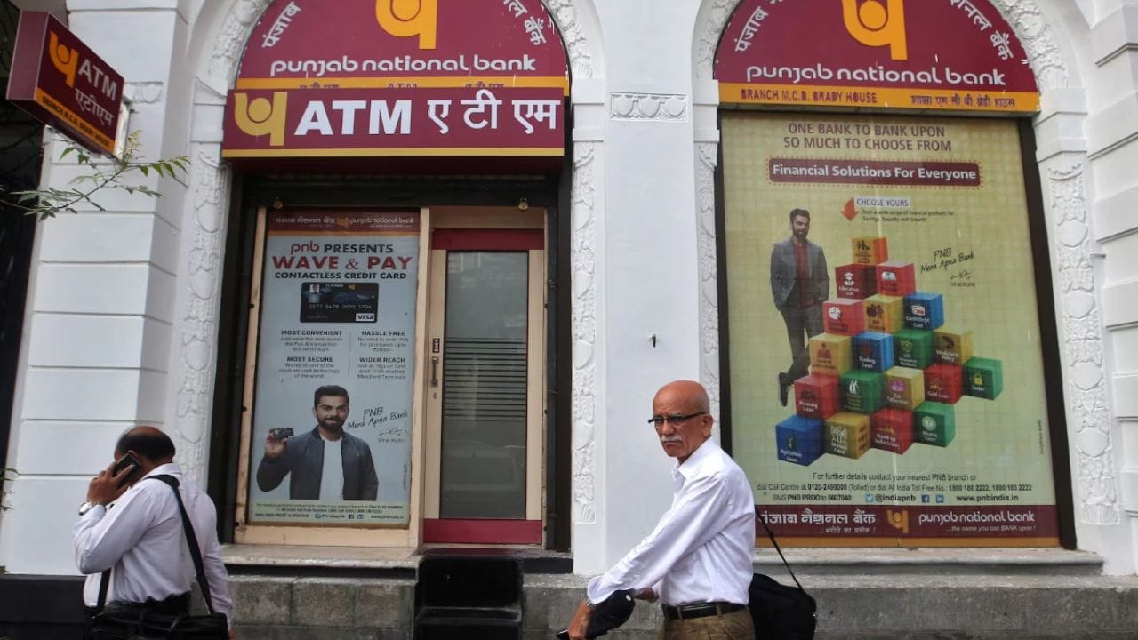 PNB मध्ये किती होतील पैसे ? सार्वजनिक क्षेत्रातील अन्य बँकांवर नजर टाकली तर पंजाब नॅशनल बँक म्हणजे PNB देखील आपल्या ग्राहकांना 444 दिवसाची एफडी ऑफर करत आहे. येथे व्याजदर  6.60% मिळत आहे.