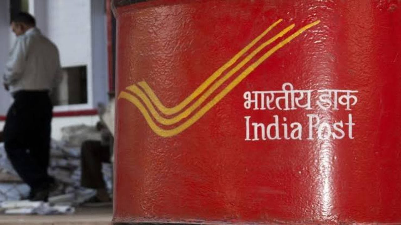 21 वर्षांनी किती रक्कम मिळते ? :सध्या ऑक्टोबर ते डिसेंबर 2026 या तिमाहीसाठी सुकन्या समृद्धी योजनेचा व्याजदर वार्षिक 8.2 टक्के आहे. मात्र सरकारकडून हा व्याजदर भविष्यात बदलू शकतो.