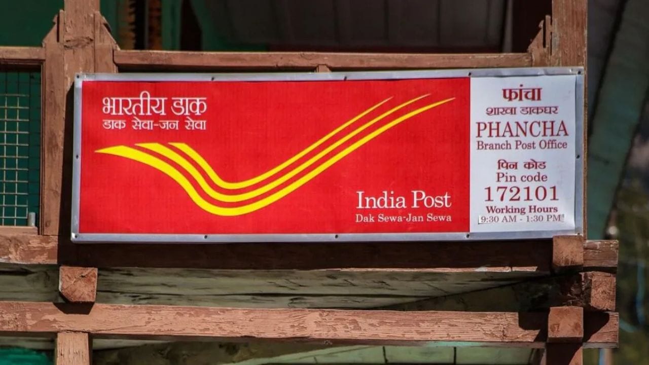 मुलीच्या शिक्षणाचा आणि लग्नाचा खर्च भविष्यात सहज भागवता यावा. यासाठी अनेक पालक आतापासूनच बचतीचा विचार करतात. अशा पालकांसाठी केंद्र सरकारची सुकन्या समृद्धी योजना हा एक पर्याय आहे, या योजनेत नियमित पैसे जमा करून दीर्घकाळात मोठा निधी तयार करता येऊ शकतो. विशेष म्हणजे, पहिली 15 वर्षे पैसे भरल्यानंतरही खात्यातील रकमेवर पुढील वर्षात व्याज मिळत राहते.