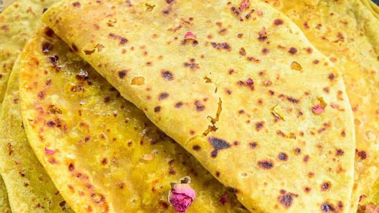 पोळीची कणीक मळा. पिठात चिमूटभर मीठ आणि तेल घालून मऊसर कणीक मळा. मळल्यावर थोडं तेल लावून थोडावेळ झाकून ठेवा.