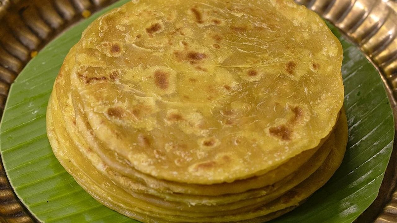 पुरणं घट्ट झालं की त्यात वेलची पूड आणि जायफळ पूड घाला. थोडं केशरही घालू शकता. 1 चमचा साजूक तूप घातल्याने पुरणाला छान सुगंध आणि मऊपणा येईल