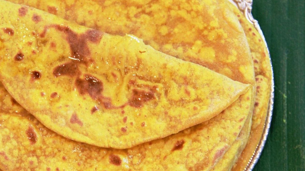 डाळ शिजली कि निथळून घ्या. कढईत शिजलेली डाळ आणि गूळ घाला. मंद आचेवर हे मिश्रण सतत हलवत राहा. गूळ विरघळ्यानंतर मिश्रण हळूहळू घट्ट होऊ लागेल.