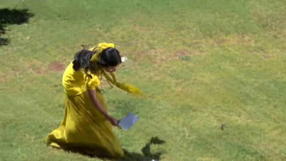आधी शुटिंग केलं नंतर रेकॉर्ड केलं, 53 वर्षांपूर्वीचे गाणे पाहून आजही प्रेक्षकांना कळाले नाही आधी शुटिंग केलं नंतर रेकॉर्ड केलं, 53 वर्षांपूर्वीचे गाणे पाहून आजही प्रेक्षकांना कळाले नाही