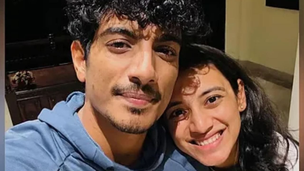 गायक आणि दिग्दर्शक पलाश मुच्छल याच्या अडचणीत सातत्याने वाढ होताना दिसतंय. भारतीय क्रिकेटर पलाश मुच्छल स्मृति मंधाना यांचे खासगी आयुष्य तूफान चर्चेत होते. लग्नाच्या एकदिवस अगोदर पलाश आणि स्मृतिचे लग्न तुटले.