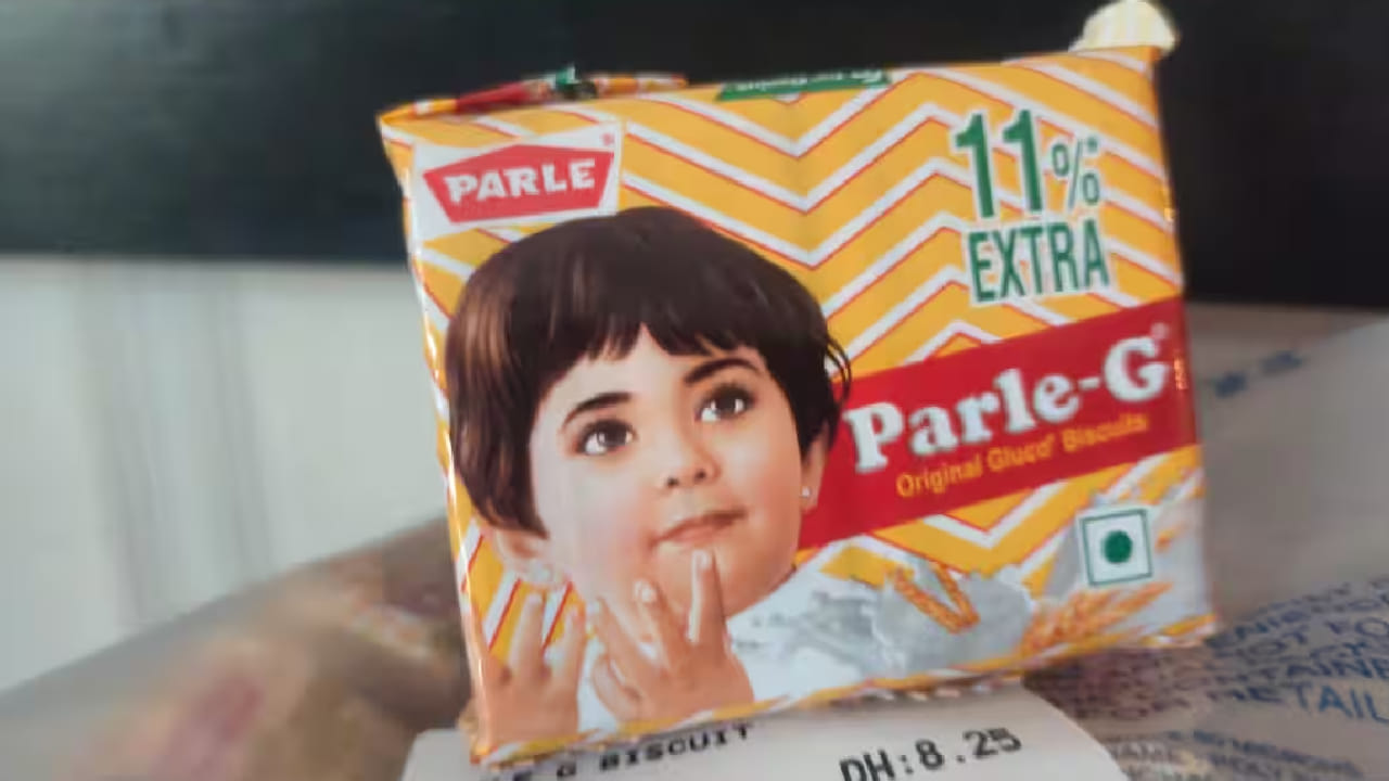 भारतात Parle-G चा छोटा पुडा 5 रुपयांना मिळू शकतो तर अमेरिकेत आयात केलेल्या पुड्यासाठी साधारण 80 ते 160 रुपये मोजावे लागू शकतात. मात्र, अमेरिकेतील किंमत पुड्याचे वजन, विक्रेता, ठिकाण आणि उपलब्धतेनुसार बदलते. त्यामुळे ही किंमत सर्व दुकानांसाठी सारखी असेलच असे नाही.