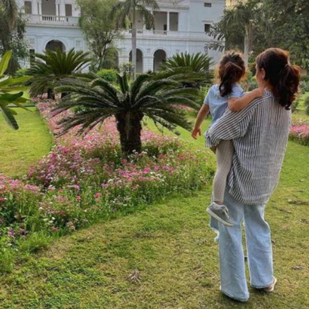 महालाच्या बाहेरील परिसरात हिरवीगार झाडं, सुंदर लॉन्स आणि शांत वातावरण अनुभवायला मिळतं. खासगी स्विमिंग पूल हे या वास्तूचं आणखी एक आकर्षण आहे. मुंबईतील धावपळीच्या आयुष्यापासून दूर जाऊन निवांत वेळ घालवण्यासाठी हे ठिकाण सैफ आणि त्याच्या कुटुंबासाठी खास आहे.