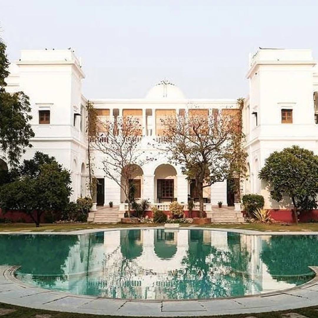 तब्बल 800 कोटी रुपये किंमत असल्याचं सांगितलं जाणारं हे आलिशान निवासस्थान सुमारे 10 एकर परिसरात पसरलेलं आहे. या राजमहालात 150 खोल्या, सुंदर बागा, भव्य इंटिरिअर आणि खासगी स्विमिंग पूल आहे.