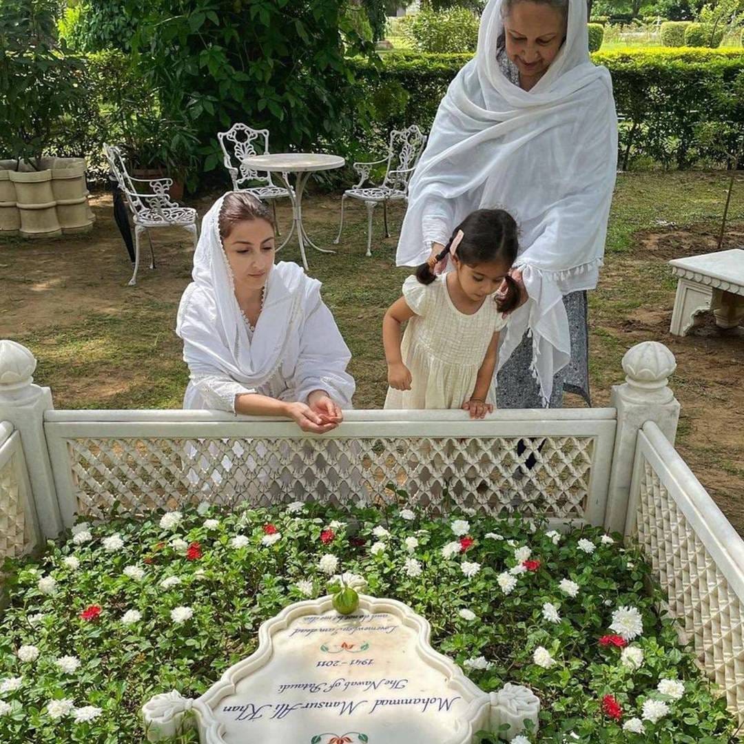 मात्र, या राजेशाही वास्तूचं सर्वात भावनिक वैशिष्ट्य म्हणजे याच परिसरात सैफचे वडील आणि माजी क्रिकेटपटू मन्सूर अली खान पतौडी यांची कबर आहे. पतौडी पॅलेसला इब्राहिम कोठी या नावानेही ओळखलं जातं. या राजमहालाची रचना पाहिल्यानंतर जुन्या राजेशाही काळाची आठवण झाल्याशिवाय राहत नाही.