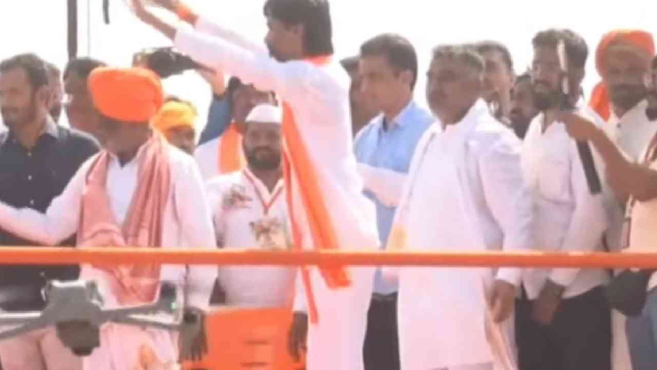 लोकांचं जीवन चाललय पक्ष आणि नेता मोठा करण्यासाठी. तुमचा आमचा जीव चाललाय समाजाची प्रतिष्ठा मोठी करण्यासाठी. संकट आल्यानंतर कोणत्याही पक्षातला मराठा नेता असू द्या, त्याच्यावर संकट आलं, तर त्या संकटावर पांघरुण घालणारा मराठा समाज असतो असं मनोज जरांगे पाटील बोलले.