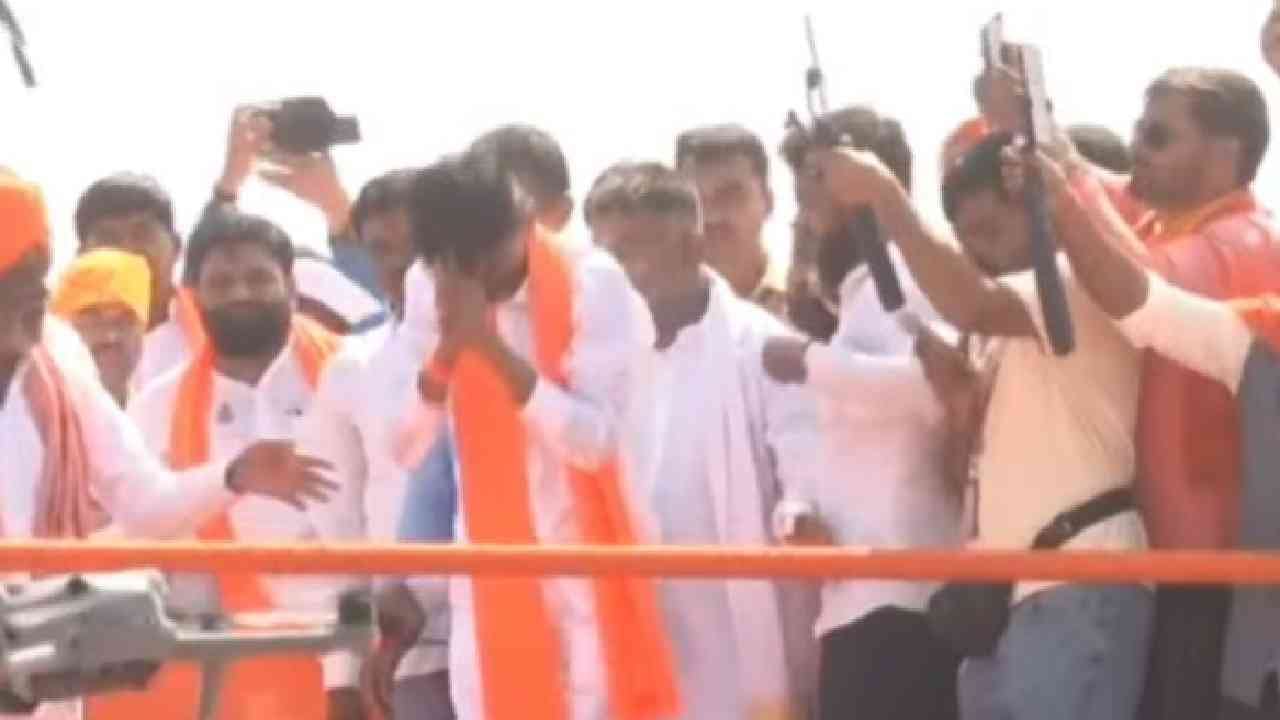 समाज आणि समाजाची लेकरं बाळं महत्वाची आहेत. महाराष्ट्रात मराठा समाज उन्हातान्हात लढतोय. भान ठेवा. कोणाच्या शब्दाला किती किंमत द्यायची, कोणाचं किती ऐकायचं, काय शब्द प्रयोग होतो, त्या शब्दाचा अर्थ काय हे समजून घ्या, असं मनोज जरांगे पाटील बोलले.