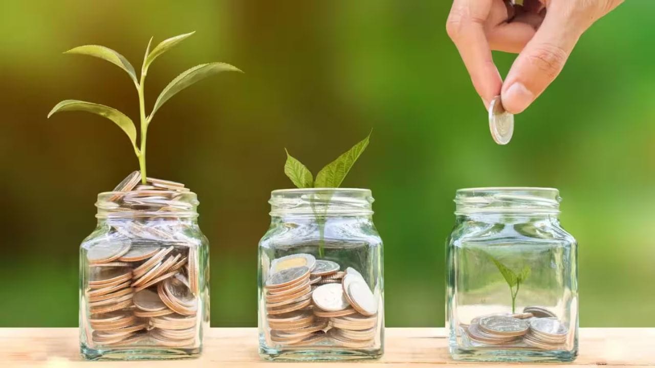 राष्ट्रीय बचत प्रमाणपत्र 5 वर्षांची सुरक्षित योजना आहे. व्याजदर 7.7% (वार्षिक चक्रवाढ) आहे. किमान 1,000 रुपये, कमाल मर्यादा नाही आणि 80सी अंतर्गत करसूट मिळते.