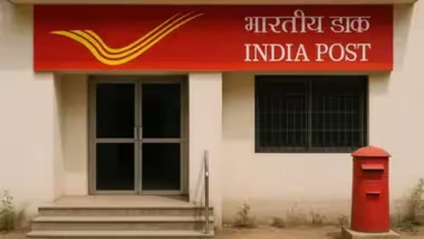सरकारकडून हमी असलेल्या सुरक्षित गुंतवणुकीच्या पोस्ट ऑफिस योजनांमध्ये सध्या आकर्षक व्याजदर मिळत आहेत. पोस्ट ऑफिसच्या या 5 जबरदस्त योजना तुम्हाला माहित आहेत का? नसतील तर आताच माहिती जाणून घ्या.