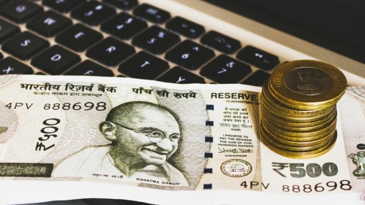 मोठा निधी जमा करण्यासाठी पोस्ट ऑफीस रिकरिंगच्या डिपॉझिटची स्कीम कार्यक्षम आहे, त्यात अनेक सुविधा मिळतात. Post Office RD Scheme च्या मध्ये अनेक बेनेफिट्स पाहायला मिळतात. यात गुंतवणूकीसाठी मॅच्युरिटी पीरियड 5 वर्षांचा आहे. मात्र, यात मॅच्युरिटी पिरियड आधीही गुंतवणूकदार अकाऊंट क्लोज करु शकतात.तसेच पुढील पाच वर्षांसाठी देखील योजना वाढवता येत. कोणत्याही जवळच्या post Office मध्ये जाऊन खाते खोलू शकता. (Photo: ITG)