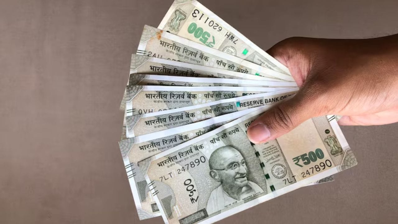 PPF खाते किमान 500 रूपये भरून उघडता येते; एका आर्थिक वर्षात किमान 500 रूपये आणि कमाल 1.5 लाख रूपये जमा करण्याची मर्यादा आहे. स्वतःच्या नावाने खाते उघडता येते, तसेच पालक किंवा कायदेशीर संरक्षक अल्पवयीन मुलाच्या नावाने खाते उघडू शकतात; संयुक्त खाते उघडण्याची सुविधा नाही. निधी 1.03 कोटी झाल्यास 7.1% वार्षिक दराने साधारण 7.31 लाख वार्षिक, म्हणजेच सरासरी 60,940 रूपये मासिक व्याज होईल; मात्र ही रक्कम मिळण्यासाठी आधी तो निधी प्रत्यक्ष जमा झालेला असणे आवश्यक आहे.