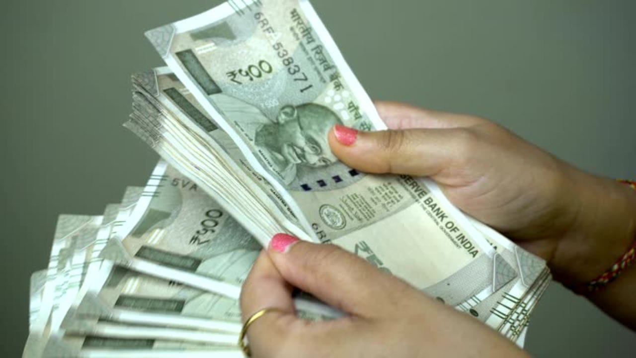 पोस्ट ऑफिसच्या 5 वर्षांच्या टाइम डिपॉझिटमध्ये 1 लाख रुपये जमा केल्यास, लागू असलेल्या 7.5 टक्के वार्षिक व्याजदरानुसार मॅच्युरिटीवेळी सुमारे 1,44,995 रुपये मिळू शकतात. प्रत्यक्ष परतावा हा लागू नियम आणि गुंतवणुकीच्या अटींनुसार तपासावा.
