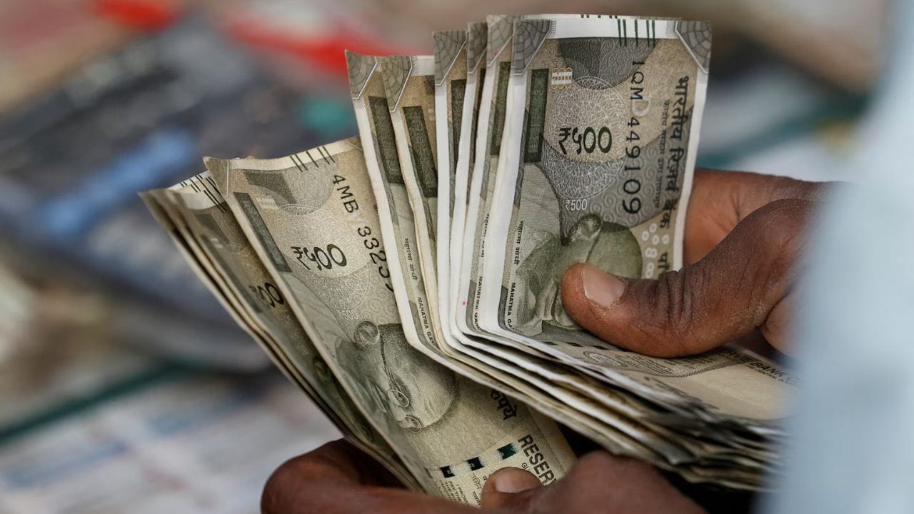दरवर्षी 1.5 लाखांची गुंतवणूक केल्यास 15 वर्षांत एकूण 22.5 लाख रूपये जमा होतात. वार्षिक 7.1% व्याजदर कायम राहिला आणि वर्षअखेरीस गुंतवणूक केली, असे गृहीत धरल्यास 15 वर्षांनंतर निधी अंदाजे 40.68 लाख रूपये होऊ शकतो. प्रत्यक्ष परतावा व्याजदरातील बदल आणि पैसे जमा करण्याच्या वेळेनुसार वेगळा असू शकतो.