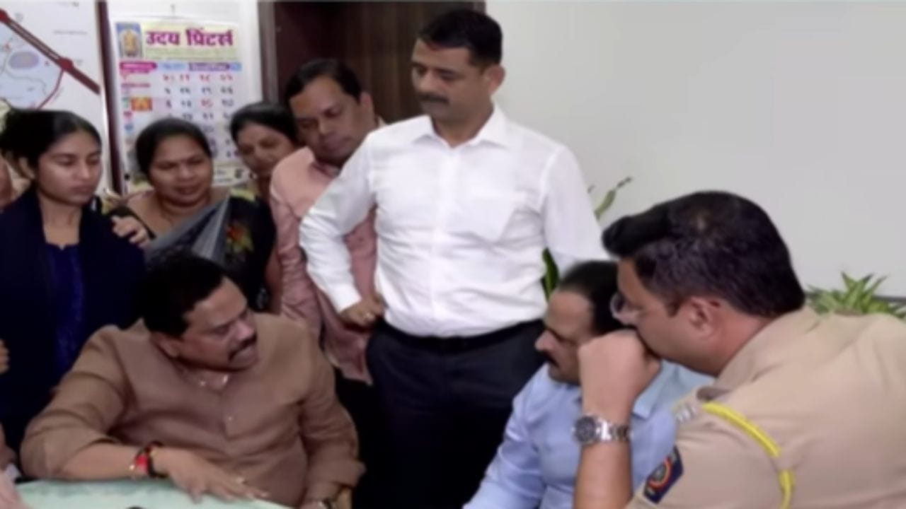 Pradeep Purnekar Case: पूर्णेकर प्रकरणाचा तपास कुठपर्यंत? राजन विचारे, केदार दिघे पोलीस ठाण्यात; तपास अधिकाऱ्यांना जाब विचारला Pradeep Purnekar Case: पूर्णेकर प्रकरणाचा तपास कुठपर्यंत? राजन विचारे, केदार दिघे पोलीस ठाण्यात; तपास अधिकाऱ्यांना जाब विचारला