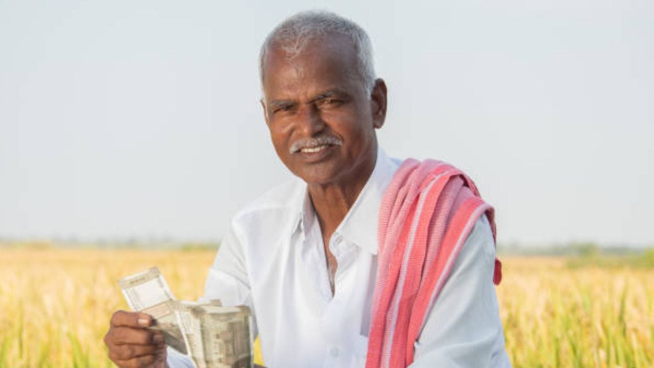 ई-केवायसी केल्याशिवाय शेतकऱ्यांना हप्ता मिळणार नाही. त्याशिवाय शेतकऱ्यांना 24 वा हप्ता मिळणार नाही. सरकार लाभार्थ्यांना थेट लाभ देण्यासाठी डायरेक्ट बेनिफिट ट्रान्सफरचा वापर करते.