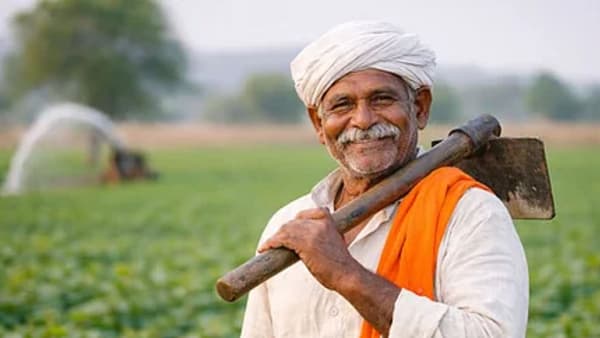 प्रधानमंत्री किसान सन्मान निधी योजना देशभरातील लाखो लहान आणि अल्पभूधारक शेतकऱ्यांसाठी फायदेशीर आहे. केंद्र सरकार दरवर्षी 6000 रूपयांची अर्थिक मदत तीन समान हप्तांमध्ये शेतकऱ्यांना देते.