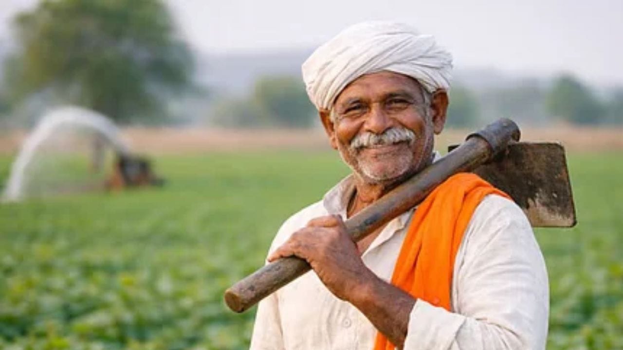 प्रधानमंत्री किसान सन्मान निधी योजना देशभरातील लाखो लहान आणि अल्पभूधारक शेतकऱ्यांसाठी फायदेशीर आहे. केंद्र सरकार दरवर्षी 6000 रूपयांची अर्थिक मदत तीन समान हप्तांमध्ये शेतकऱ्यांना देते.