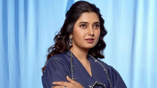 अभिनेत्री प्राजक्ता माळी हे कायमच चर्चेत असलेले नाव आहे. सध्या प्राजक्ता तिच्या आगामी चित्रपटाच्या शूटिंगमध्ये व्यस्त आहे. प्राजक्ता आज मराठीतील टॉपची अभिनेत्री आहे. काही वर्षांआधी प्राजक्ताच्या एका निर्णयाने तिचे जग बदलून गेले.