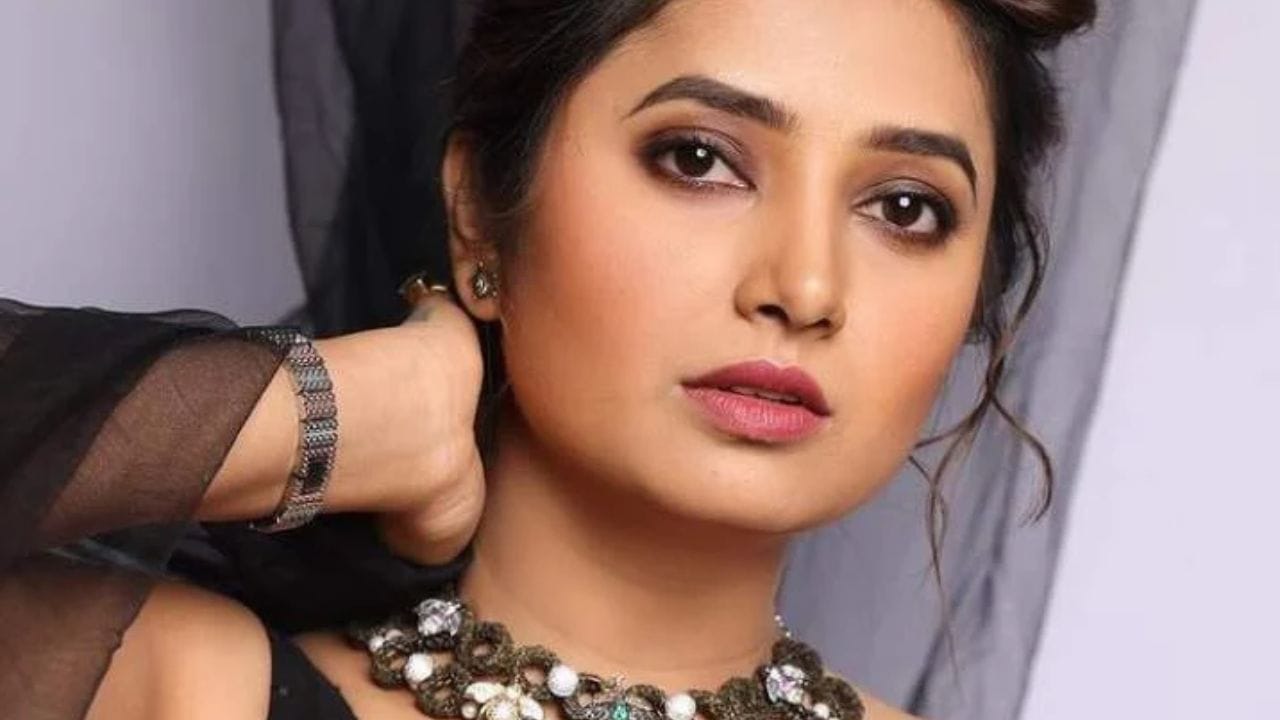 नाही तर कॉटनच्या साड्या नसून शेतात काम करत असती. याबाबत स्वत: प्राजक्ता माळीने एका मुलाखतीत सांगितले. याबाबत तिने खुलासा केला. दिल के करीबला दिलेल्या मुलाखतीमध्ये प्राजक्ताने सांगितले की, 10 ते 12 वर्षांआधीच माझ्या आयुष्यात नखही शिल्लक नाही.