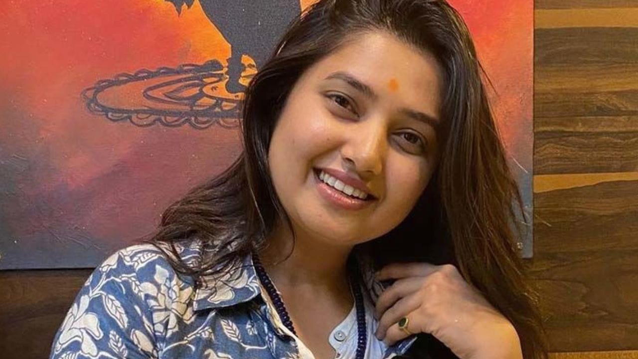  मी आता बदलले आहे पूर्णपणे. आताची प्राजक्ता खूप वेगळी आहे आणि आधीची. म्हणजे तेव्हाचीही मी मला आवडते. मी जर आज या क्षेत्रात नसते तर मी आता कॉटनच्या साड्या घालून वावरले असते. 
