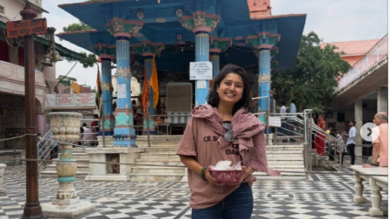 प्राजक्ता माळीने तिच्या अधिकृत इन्स्टाग्राम अकाऊंटवर जगत् पिता ब्रम्हा मंदिर पुष्कर, राजस्थान येथील दर्शन घेतानाचा फोटो शेअर केला आहे. हा फोटो सोशल मीडियावर व्हायरल झाला आहे.