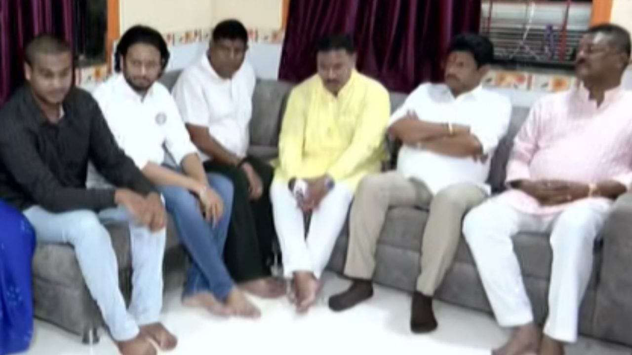 प्रताप सरनाईक पूर्णेकर कुटुंबांच्या भेटीला, थेट एकनाथ शिंदेंना फोन, नेमकं काय घडलं? प्रताप सरनाईक पूर्णेकर कुटुंबांच्या भेटीला, थेट एकनाथ शिंदेंना फोन, नेमकं काय घडलं?