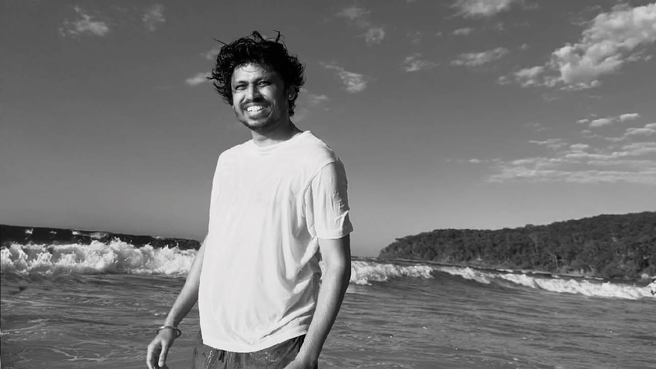 ‘महाराष्ट्राची हास्यजत्रा’ द्वारे घराघरात पोहोचलेला पृथ्वीक प्रताप आपल्या अभिनयामुळे प्रेक्षकांच्या पसंतीस उतरला आहे. मात्र, अभिनयासोबतच सामाजिक बांधिलकी जपत त्याने आता शिक्षण क्षेत्रातही योगदान देण्याचा निर्णय घेतला आहे. ठाणे जिल्ह्यातील बंद होण्याच्या मार्गावर असलेल्या जिल्हा परिषदेच्या प्राथमिक शाळेच्या सुधारणा आणि पुनर्बांधणीची जबाबदारी त्याने हाती घेतली.