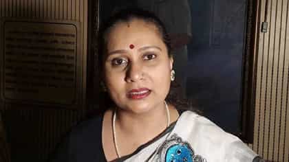 माझ्या हाताला अक्षरश: चटके बसले... प्रिया बेर्डेंनी सांगितला अनुभव.