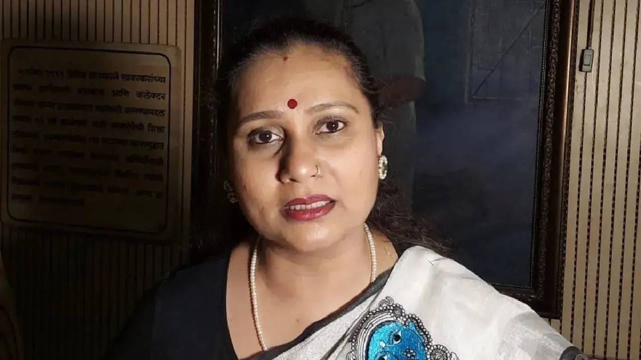 प्रिया बेर्डे यांनी राजश्री मराठीच्या एका पॉडकास्टमध्ये पुण्यात हॉटेल चालवत असतानाचा अनुभव सांगितला आहे. त्या म्हणाल्या की पुण्यात हॉटेल असताना मी रोटी बनवायला शिकले होते. त्याने अक्षरश: ती एक पिंपासारखी भट्टी बनवली होती. 