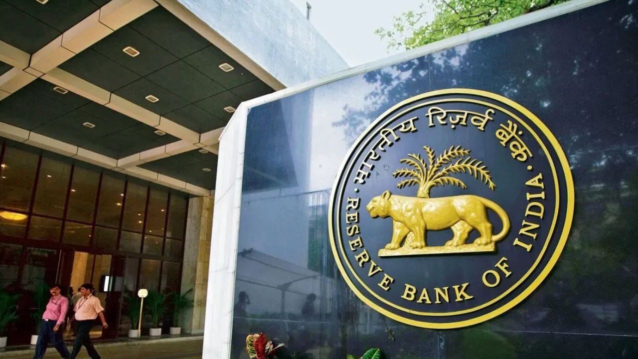 आरबीआयच्या कारवाईमुळे ग्राहकांना खात्यातून पैसे काढण्यावर मर्यादा येणार आहेत. विशेष म्हणजे बँक खात्यातून पैसे बुडण्याची भीती कमी आहे. नियमानुसार प्रत्येक खातेदारांच्या खात्यातील 5 लाखांपर्यंतच्या रक्कमेस सुरक्षा मिळते.