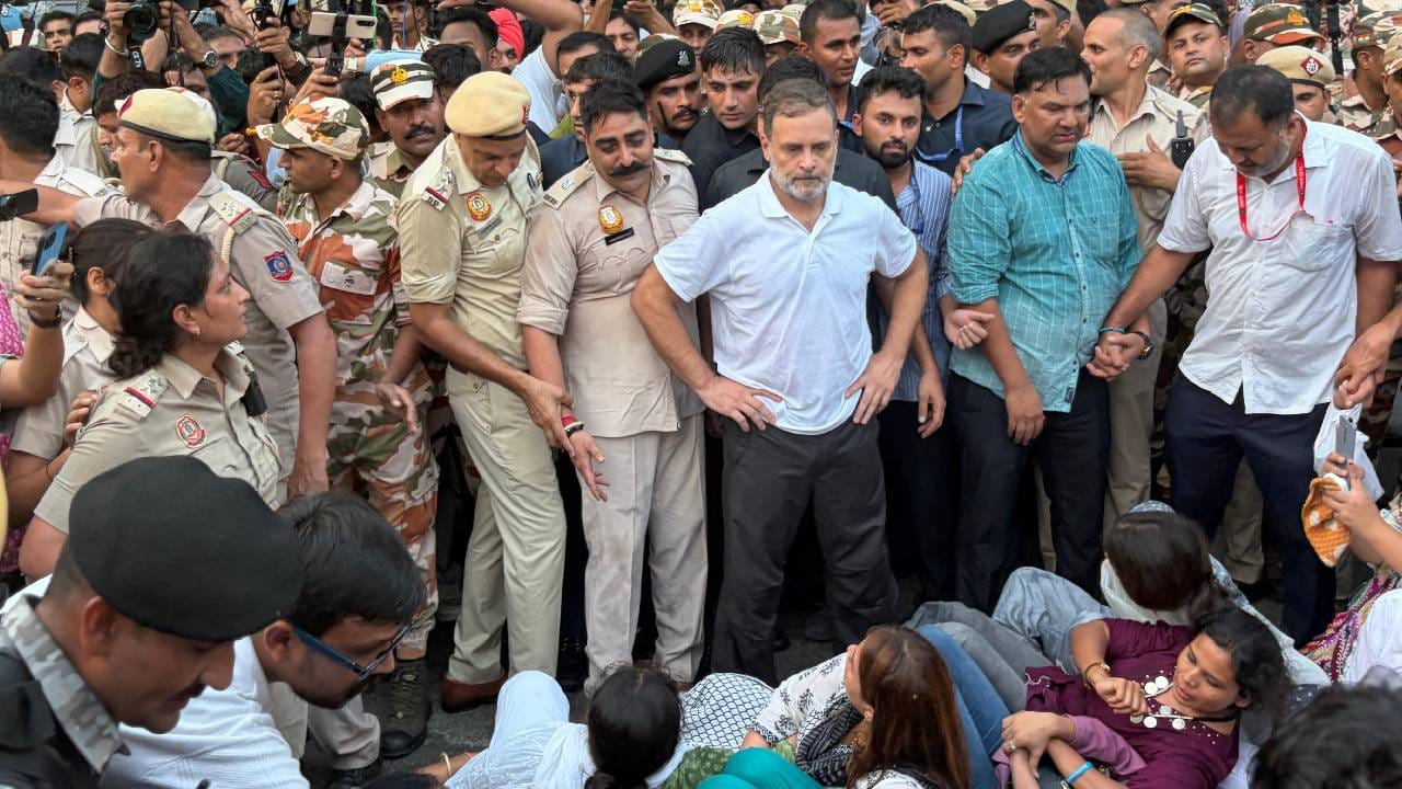 इंडिया आघाडीने काल आणि आज दिल्लीमध्ये आक्रमक भूमिका घेतली आहे. निवणडूक आयोगाचे मुख्य आयुक्त ज्ञानेश कुमारांच्या राजीनाम्यासाठी जंतर मंतरवर पोहचण्याची घोषणा केली खरी पण त्यांना पोलिसांनी पुन्हा एकदा अडवले आहे. पोलिसांना राहुल आणि प्रियंका गांधी यांना ताब्यात घेतलं आहे.