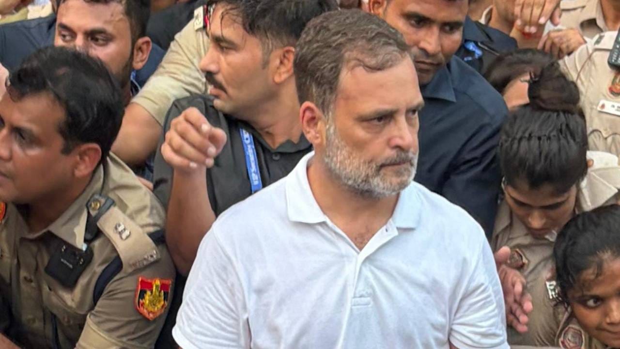त्यांना कालही पोलिसांनी ताब्यात घेतलं होतं. त्यानंतर आज परत एकदा राहुल गांधी आणि प्रियंका गांधी यांना ताब्यात घेण्यात आलं आहे. पोलिसांनी यावेळी बसची हवा काढली आणि आंदोलकांना पुढे जंतरमंतर कडे जाण्यापासून रोखलं.