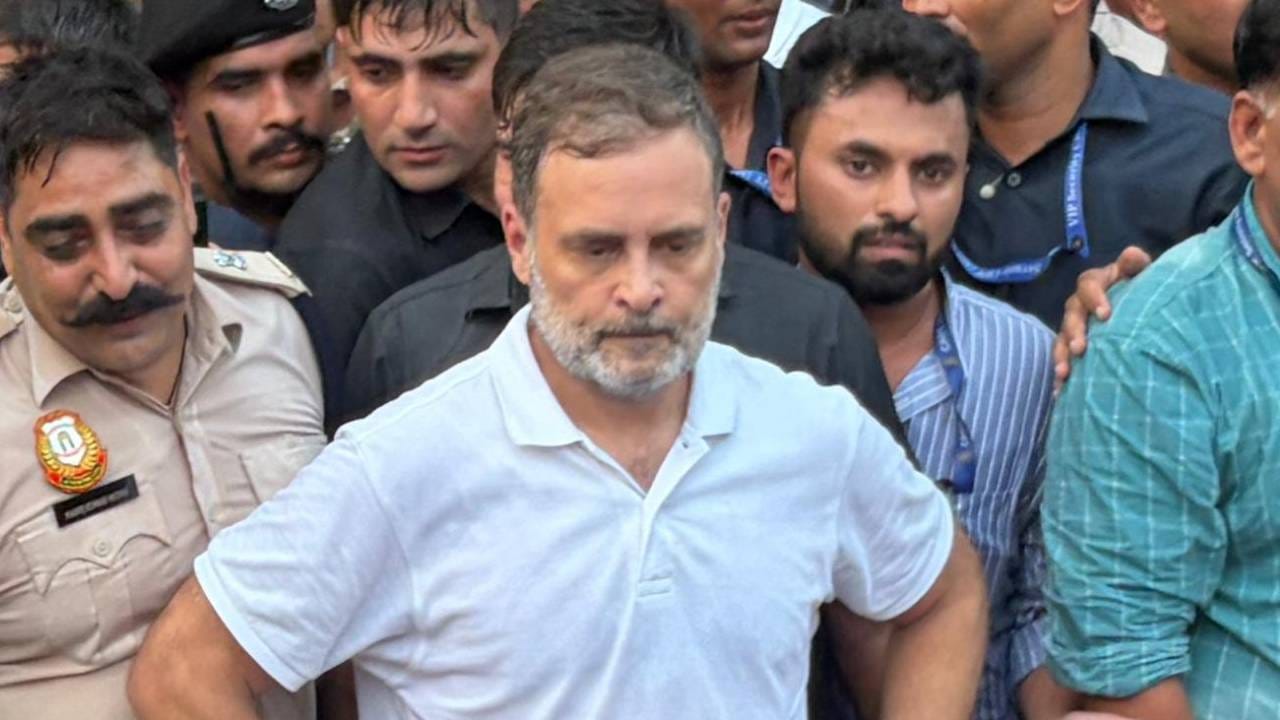 दरम्यान, आज जंतरमंतरवर आंदोलनासाठी निघताना राहुल गांधींनी माध्यमांशी बोलताना सांगितलं की, माझ्यावर ४५ गुन्हे दाखल आहेत. माझ्यावर १०० गुन्हे दाखल झाले तरी चालेल, ते माझ्यासाठी मेडल आहेत, असं राहुल यांनी सांगितलं. त्यामुळे राहुल गांधींवर खरंच नेमके किती गुन्हे दाखल आहेत, याबद्दल सांगायचं झाल्यास 2024 च्या लोकसभा निवडणुकीसाठी आयोगाला दिलेल्या प्रतिज्ञापत्रात दिलेल्या माहितीनुसार त्यांच्यावर देशात विविध भागात मिळून १८ गुन्हे दाखल होते.