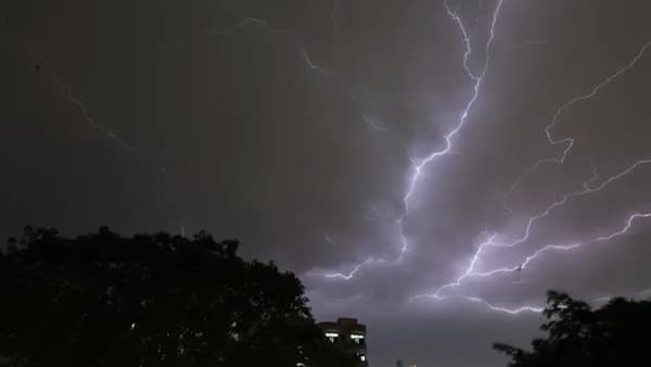 राज्यात उन्हाचा चटका वाढताना दिसतोय. ऑक्टोबर हीट जाणवत आहे.त्यातच राज्यात फिरल्याचे बघायला मिळतंय. कोकणात दमट वातावरण राहण्याची शक्यता आहे. दुसरीकडे काही भागात पावसाचा इशारा देण्यात आला.