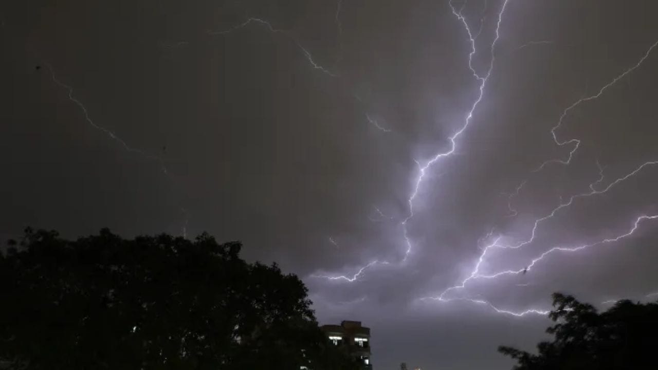 राज्यात उन्हाचा चटका वाढताना दिसतोय. ऑक्टोबर हीट जाणवत आहे.त्यातच राज्यात फिरल्याचे बघायला मिळतंय. कोकणात दमट वातावरण राहण्याची शक्यता आहे. दुसरीकडे काही भागात पावसाचा इशारा देण्यात आला.
