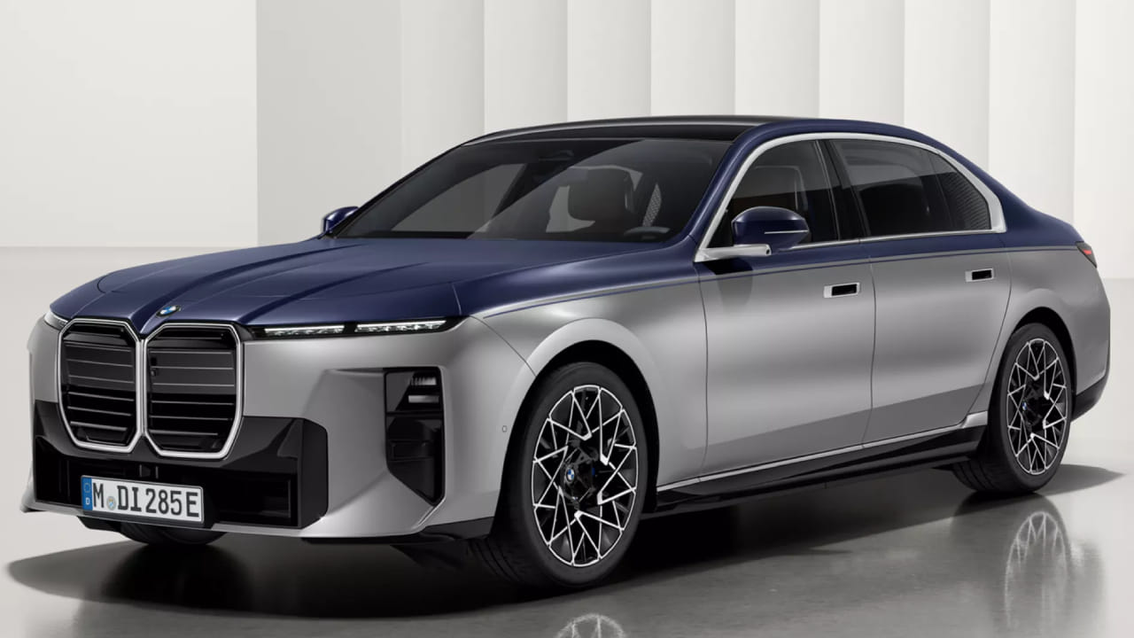 रणवीरने BMW i7 चा नेमका कोणता व्हेरिएंट खरेदी केला, याची अधिकृत माहिती समोर आलेली नाही. मात्र, मीडिया रिपोर्ट्सनुसार त्याने 'i7 50 xDrive M Sport' हा व्हेरिएंट घेतल्याची शक्यता आहे.