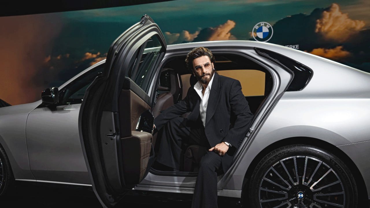 फीचर्सच्या बाबतीतही BMW i7 अत्यंत शानदार आहे. या कारमध्ये मागील प्रवाशांसाठी 31.3 इंचांची 8K थिएटर स्क्रीन, 14.6 इंचांचा डिस्प्ले, पॅनोरमिक हेड-अप डिस्प्ले आणि मसाज, हीटिंग व व्हेंटिलेशन सुविधांसह आरामदायी सीट्स देण्यात आल्या आहेत.
