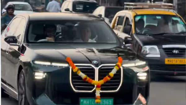 बॉलिवूडचा सुपरस्टार रणवीर सिंह याच्या कार कलेक्शनमध्ये आणखी एका आलिशान गाडीची भर पडली आहे. रणवीरने BMW कंपनीची ऑल-इलेक्ट्रिक सेडान BMW i7 खरेदी केली आहे.
