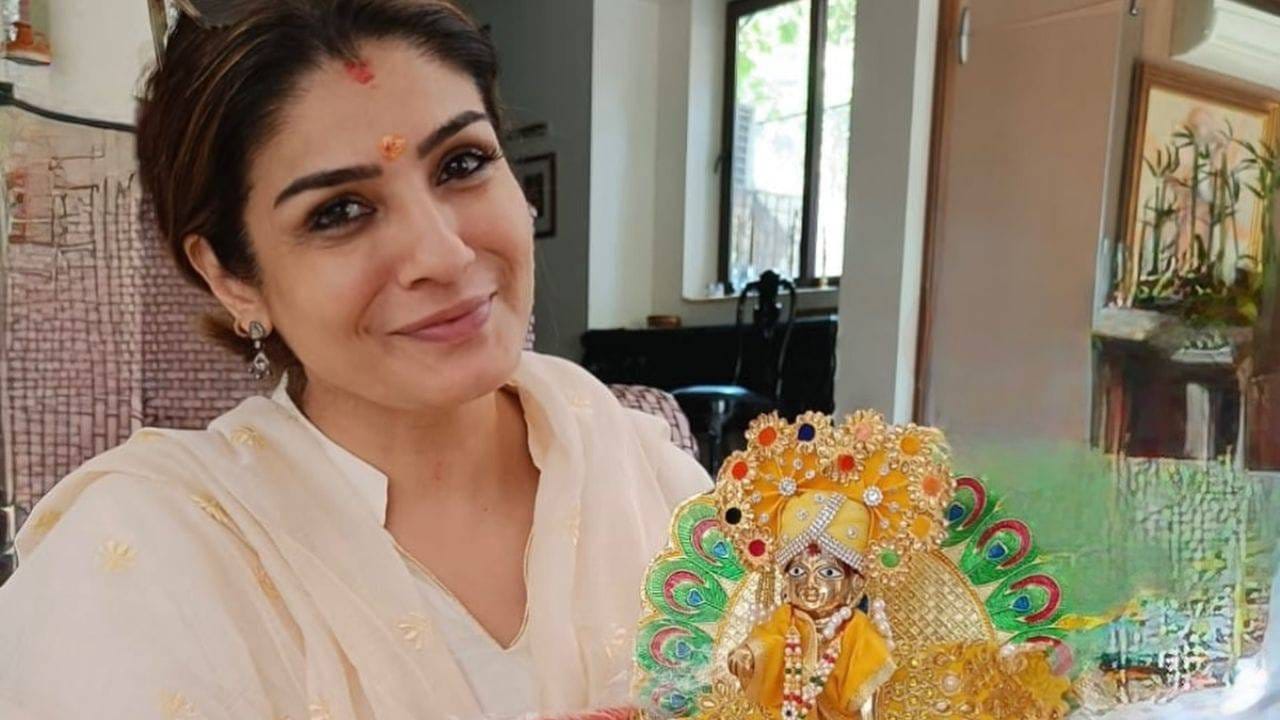 ‘फिल्मफेअर’च्या वृत्तानुसार, रवीनाच्या घराची वास्तुरचना मोरोक्कन, युरोपियन, फ्रेंच आणि दक्षिण भारतीय शैलींपासून प्रेरित आहे. यामध्ये प्रामुख्याने केरळच्या वास्तुशैलीची झलक पाहायला मिळते. घराच्या अंगणातील आरामदायी बैठक व्यवस्था या अनोख्या सजावटीचं उत्तम उदाहरण आहे.