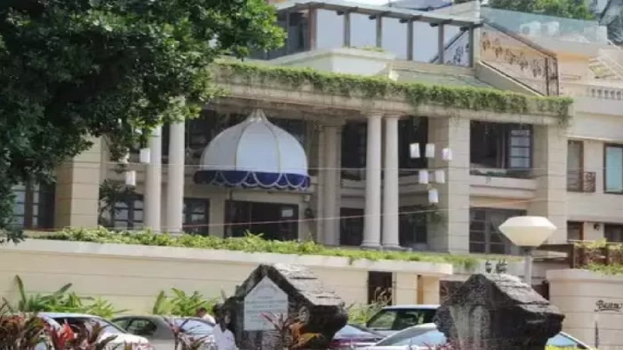  समुद्र किनारी असलेल्या या बंगल्यासमोर सर्वत्र हिरवळ आहे. शिवाय रेखा यांनी अनेक महागड्या वस्तूंनी स्वतःचं घर सजवलं आहे. रेखा यांच्या घराच्या एन्ट्रीवर मोठ्या छत्रीसारखी डिझाईन दिसत आहे. ती डिझाईन रेखा यांच्या ‘उमराव जान’ सिनेमाची आठवण करून देते.