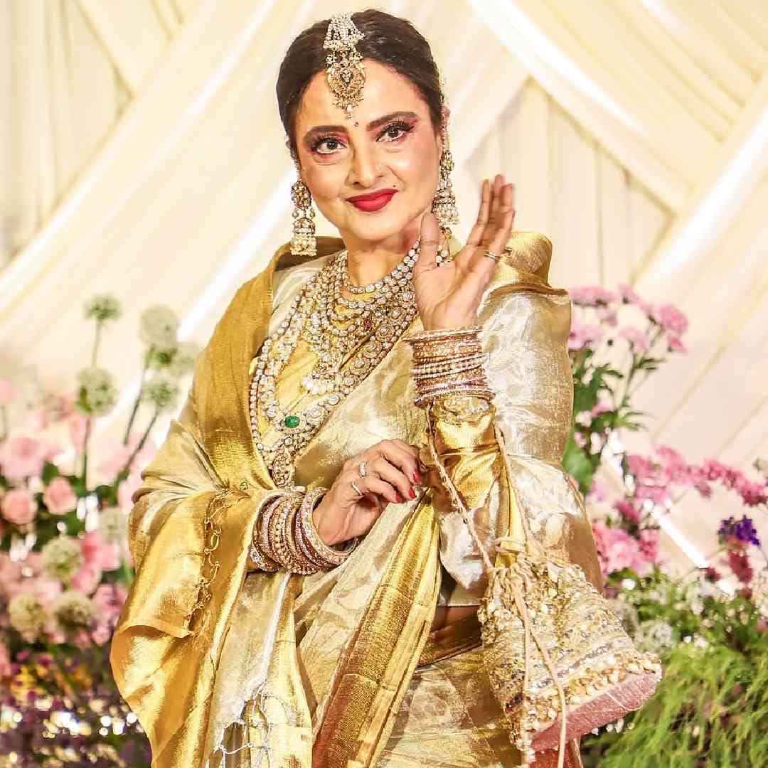 सध्याच्या जमान्यात अशा गोष्टी आपण सहजपणे बोलून जातो. पण चार दशकापूर्वी अभिनेत्री रेखाने या मुद्यावर ठाम भूमिका मांडली होती. त्यावेळच्या हिशोबाने तो क्रांतीकारक विचार होता. शारीरिक संबंध ठेवल्याशिवाय तुम्ही कुठल्या व्यक्तीच्या मनापर्यंत पोहोचू शकत नाही. हा योगायोग आहे की मी कधी प्रेग्नेंट झाले नाही असं रेखा म्हणालेल्या.  