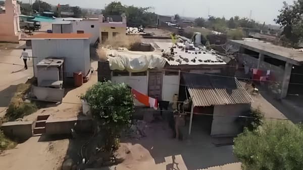 महाराष्ट्रातील छत्रपती संभाजीनगर जिल्ह्याच्या पैठण तालुक्यातील चौंढाळा (चोंढाळा) गावात शेकडो वर्षांपासून एक आगळीवेगळी परंपरा चालत आली आहे. या गावात मुला-मुलींचे लग्न कधीच गावात लावले जात नाही.