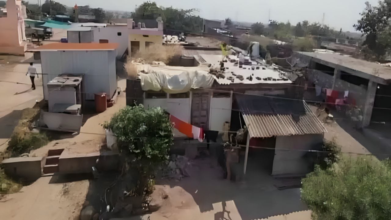 महाराष्ट्रातील छत्रपती संभाजीनगर जिल्ह्याच्या पैठण तालुक्यातील चौंढाळा (चोंढाळा) गावात शेकडो वर्षांपासून एक आगळीवेगळी परंपरा चालत आली आहे. या गावात मुला-मुलींचे लग्न कधीच गावात लावले जात नाही.
