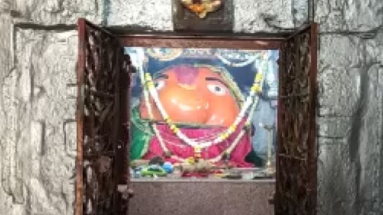 शेवटी असूर आणि संपूर्ण वऱ्हाड दगडात रूपांतरित झाले. हे दगड (शिळा) आजही गावाच्या परिसरात मोठ्या प्रमाणात पडलेले आहेत आणि त्यांचा कोणताही वापर केला जात नाही. त्यामुळे देवी अविवाहित राहिल्याचा मान ठेवत गावात लग्न होत नाहीत, असे गावकरी सांगतात.